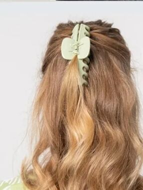 3 FOR $15  💕 Strong Hold Claw Clip Fashionable Hair Accessories